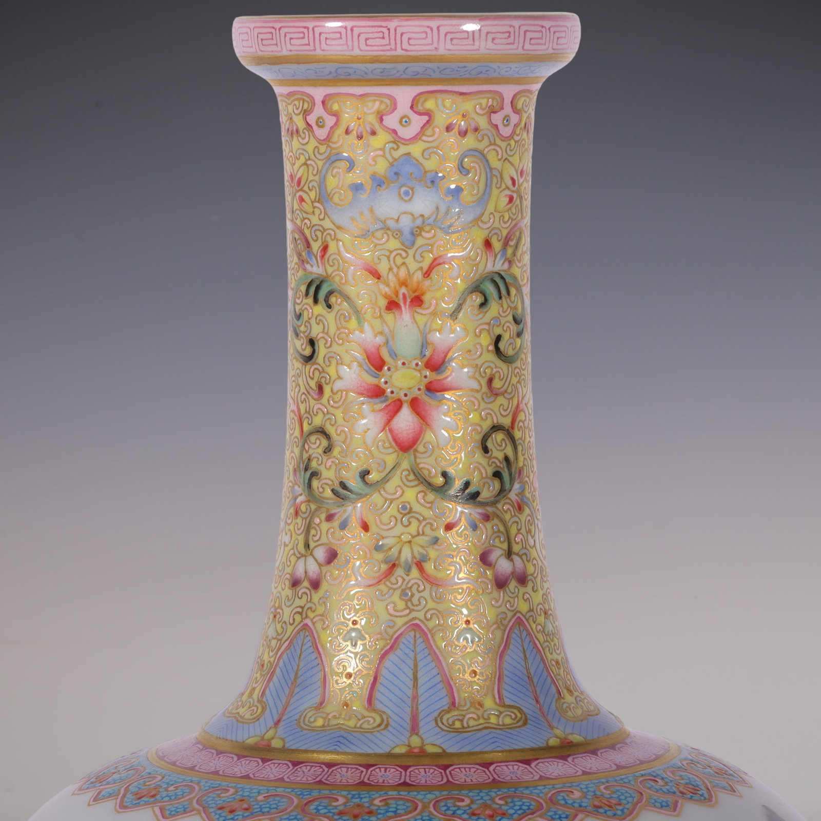 An Exquisite Enamel Lotus Pattern Landscape Pattern Vase - 2