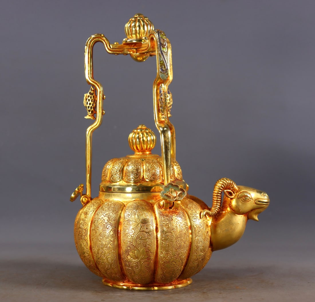 An Exquisite Gilt Bronze Flower Pattern Ewer: An Exquisite Gilt Bronze Flower Pattern Ewer Qing Dynasty, China Size: 9.3inx6.3inx4.1in Weight:989g铜鎏金羊头壶 中国清代 Size: 23.5cmx16cmx