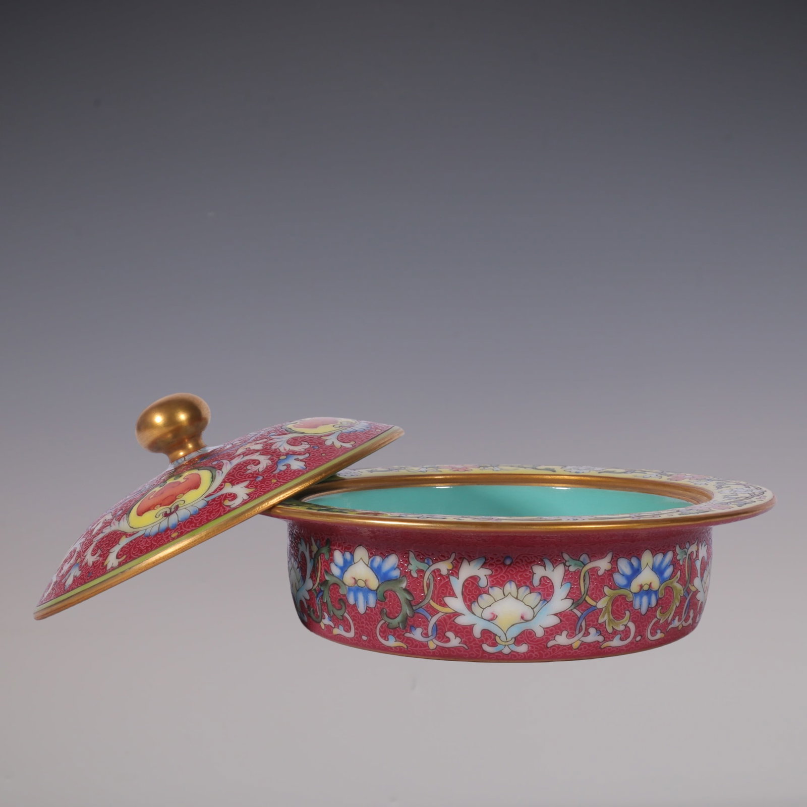 An Exquisite Famille-Rose Ruby Red-Glazed Lotus Pattern Box - 2