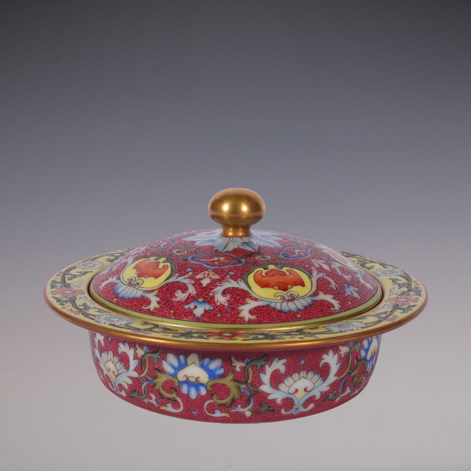 An Exquisite Famille-Rose Ruby Red-Glazed Lotus Pattern Box - 3