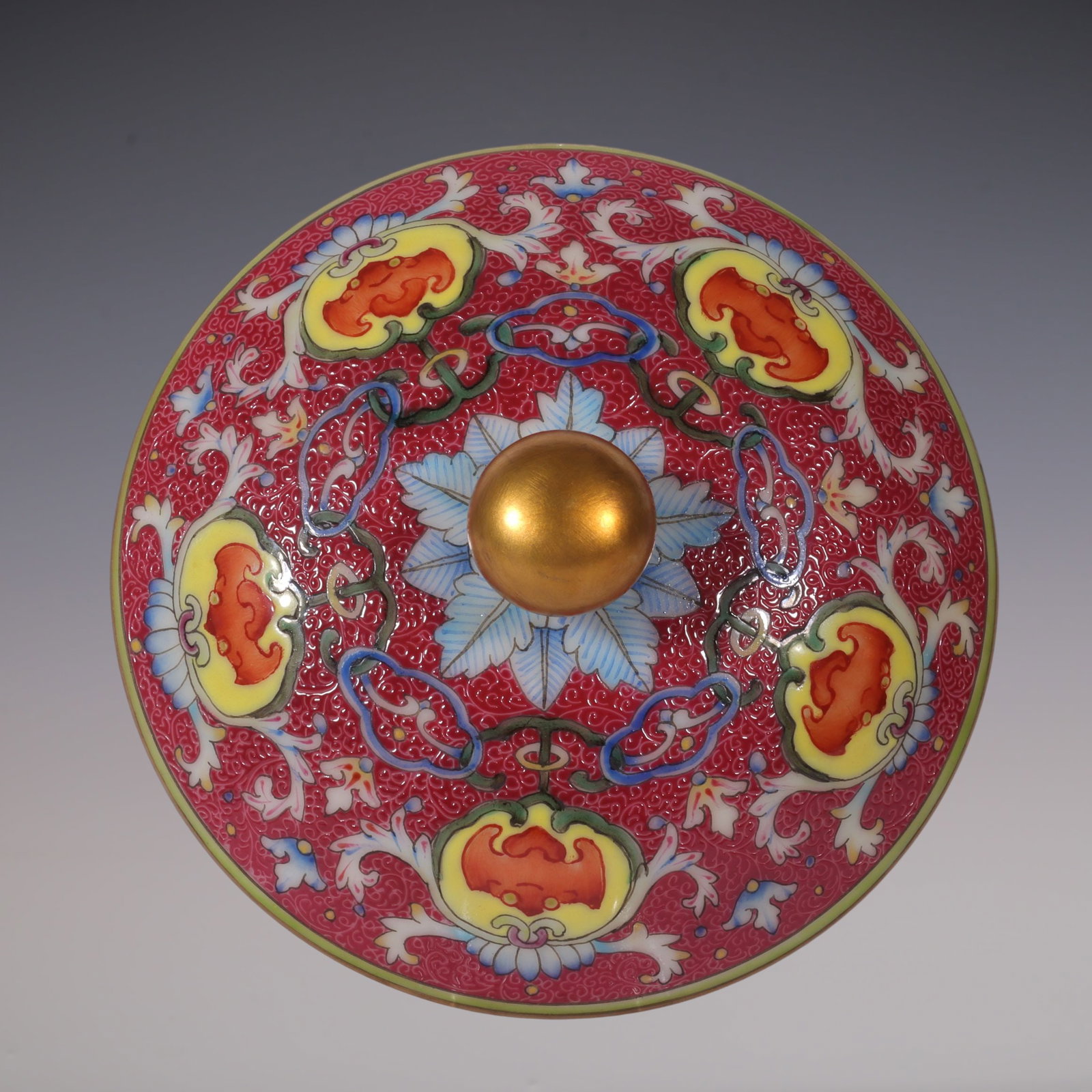 An Exquisite Famille-Rose Ruby Red-Glazed Lotus Pattern Box - 4