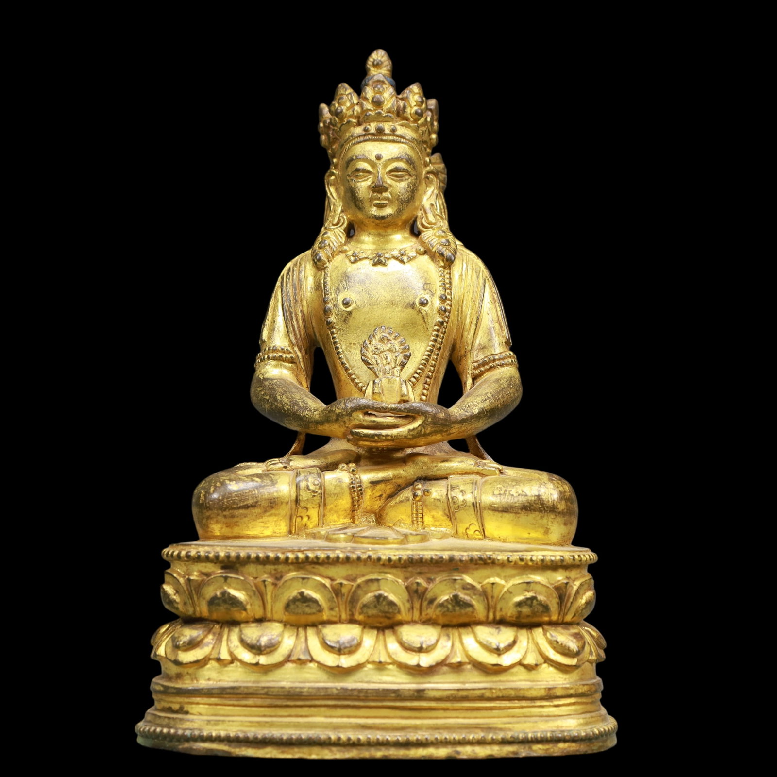 A Exquisite Gilt Bronze Statue of Avalokitesvara: A Exquisite Gilt Bronze Statue of Avalokitesvara Ming Dynasty, China Size:5.7inx8.3inx9.4in Weight:2950g铜鎏金观音佛像 中国明代