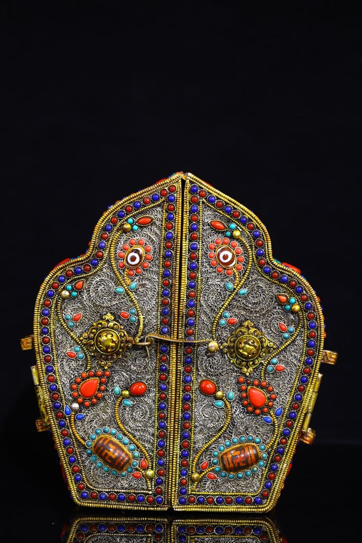 An Exquisite Silver Inlaid Dzi Bead Gems Niche: An Exquisite Silver Inlaid Dzi Bead Gems Niche Qing Dynasty, China Size:8.7inx7.5in Weight:1550g银嵌天珠宝石鎏金金刚总持佛