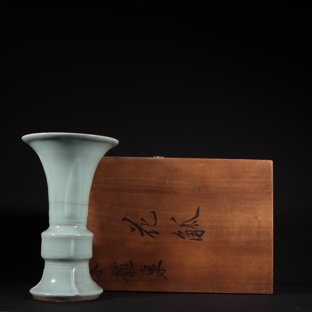 An Exquisite Longquan yao Celadon Glazed Vase: An Exquisite Longquan yao Celadon Glazed Vase Song Dynasty, China Size:7.8inx4.8in龙泉粉青釉花觚 中国宋代 Size:19.8cmx12.3cm