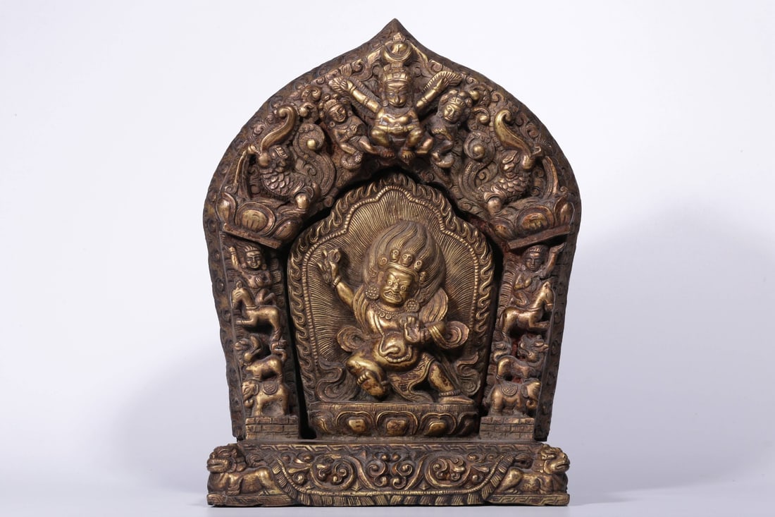 An Exquisite Gilt Bronze Niche: An Exquisite Gilt Bronze Niche Qing Dynasty, China Size:9.8inx7.1inx3.9in Weight:4565g铜鎏金金刚手菩萨造像佛龛