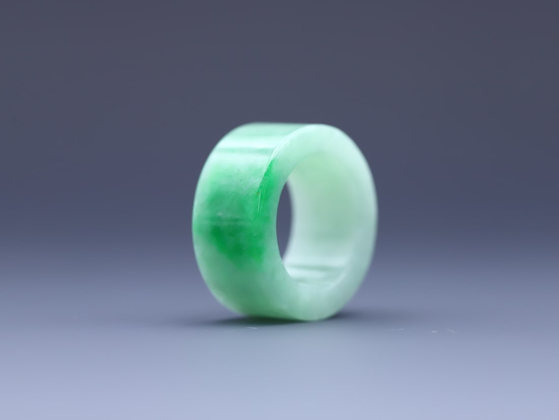An Exquisite Jadeite Ring: An Exquisite Jadeite Ring Qing Dynasty, China Size:(inside diameter)0.8in Size:0.5inx1.1in Weight:16.1g翡翠辣绿扳指 中国清代 Size:(inside di