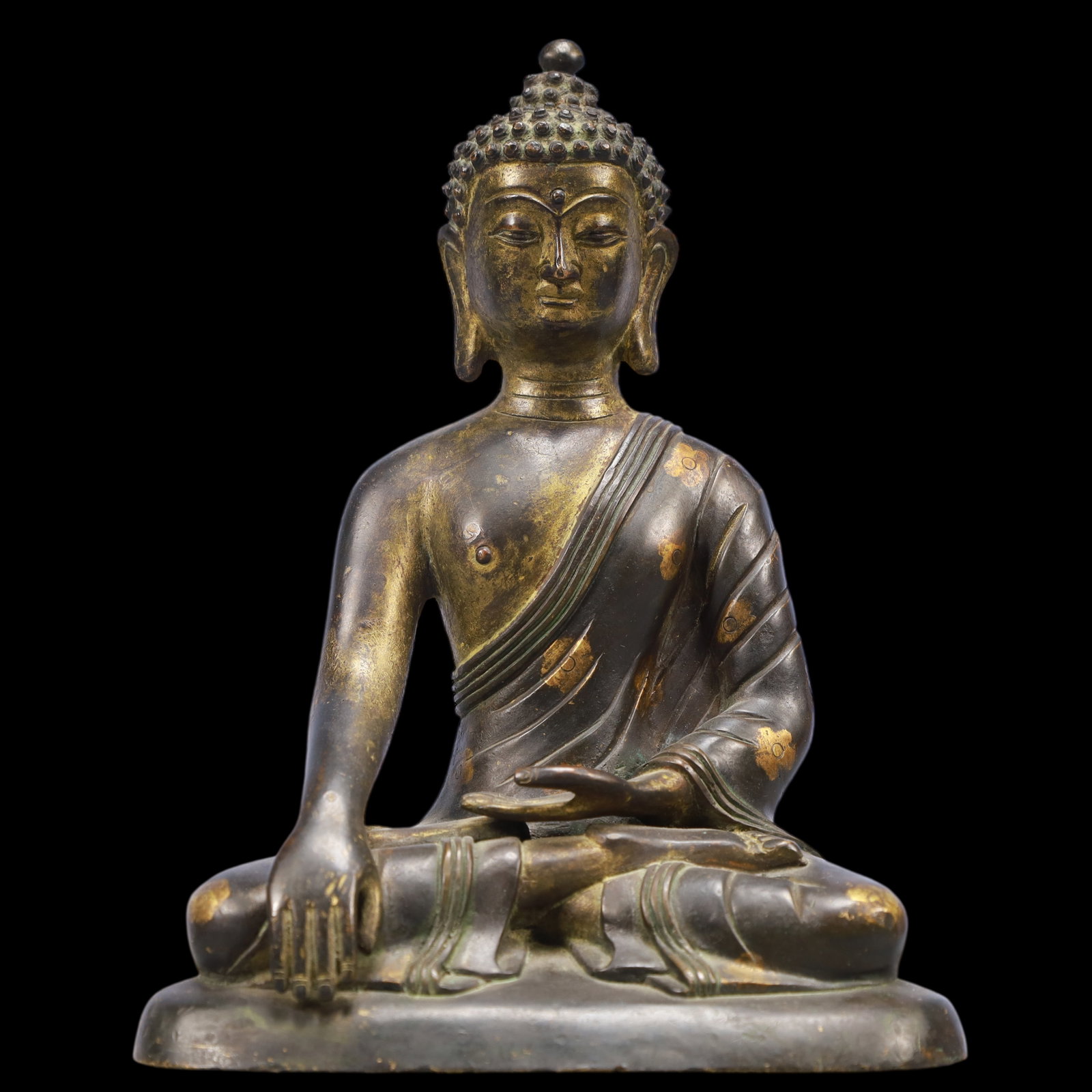 A Exquisite Gilt Bronze Statue of Sakyamuni: A Exquisite Gilt Bronze Statue of Sakyamuni Ming Dynasty, China Size:5.5inx3.7inx7.5in Weight:1850g铜鎏金如来佛像 中国明代