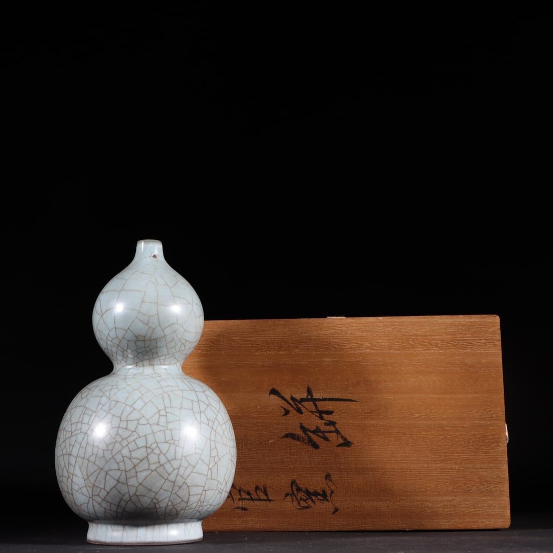 An Exquisite Guan yao Celadon Glazed Gourd-Shaped Vase: An Exquisite Guan yao Celadon Glazed Gourd-Shaped Vase Song Dynasty, China Size:7.3inx4.3in官窑青釉葫芦瓶 中国宋代 Size:18.5cmx11cm