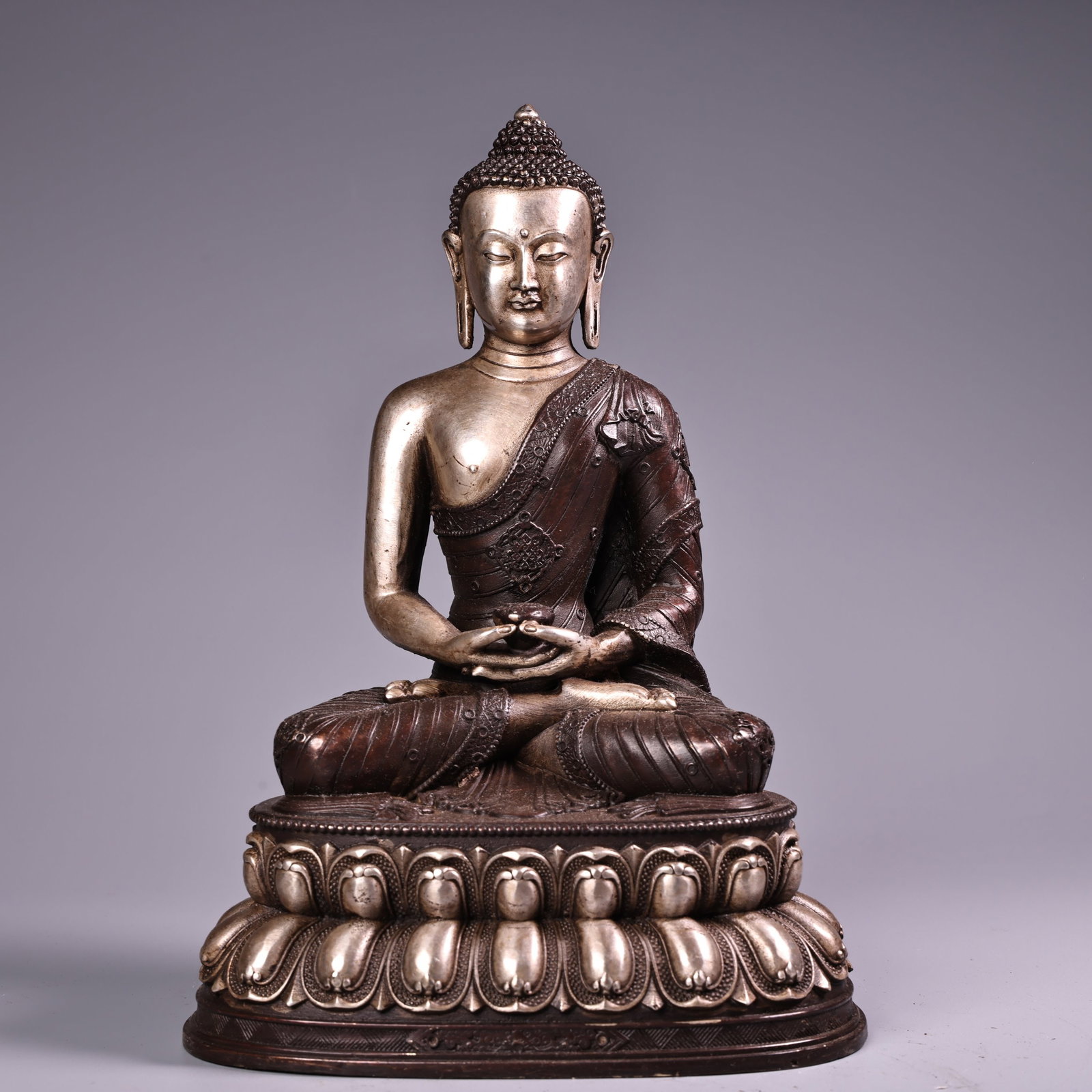 An Exquisite Silver Bronze Statue of Amitayus: An Exquisite Silver Bronze Statue of Amitayus Qing Dynasty, China Size:8.7inx5.5in Weight:900g铜鎏银无量寿佛像一尊