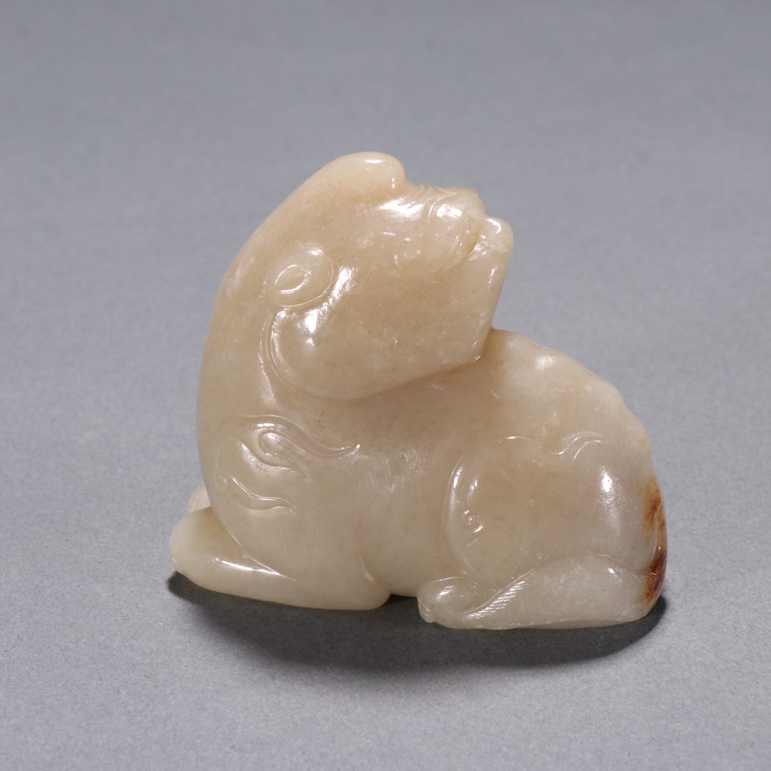 An Exquisite White Jade Auspicious Beast Ornament: An Exquisite White Jade Auspicious Beast Ornament Qing Dynasty, China Size:2.6inx2.5in Weight:263g白玉瑞兽 中国清代 Size:6.7cmx6.4cm Weight:263g