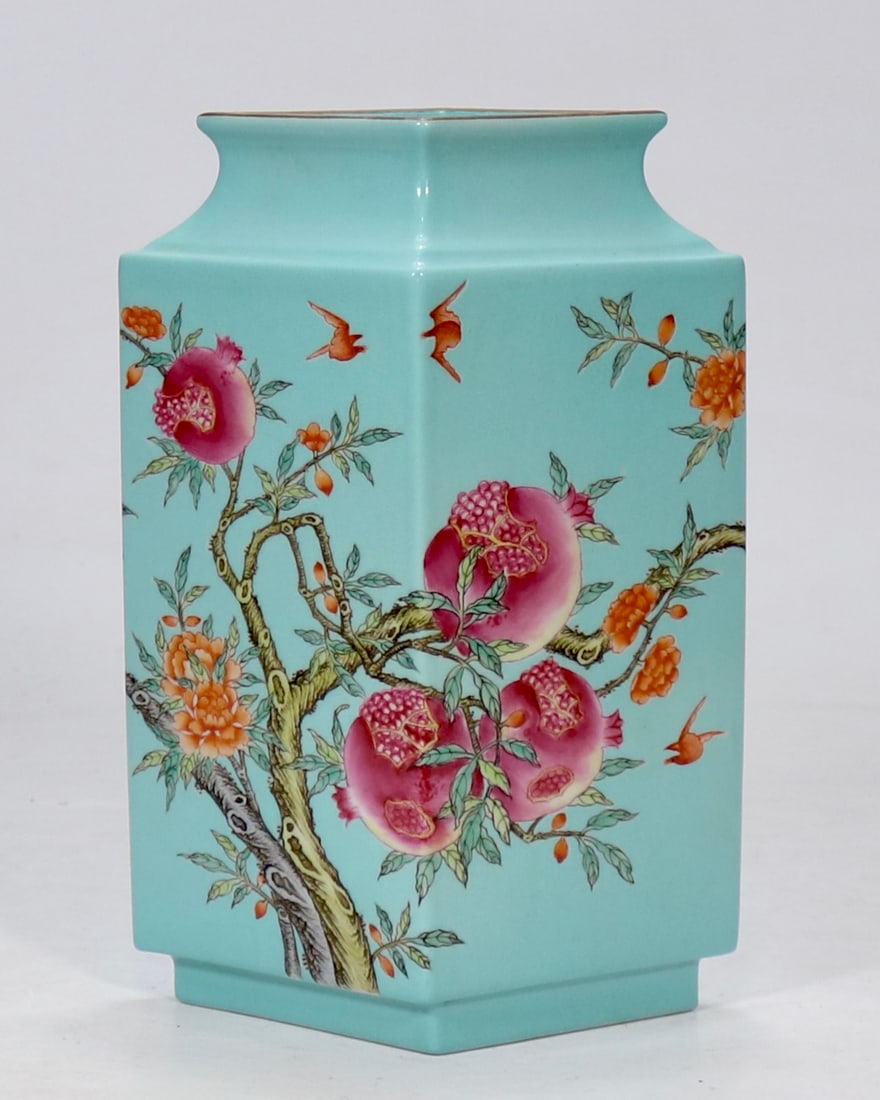 An Exquisite Green Glazed Pomegranate Pattern Vase: An Exquisite Green Glazed Pomegranate Pattern Vase Qing Dynasty, China Qianlong Six-character Mark Size:9.8inx6.9in松石绿釉地石榴纹菱形ī