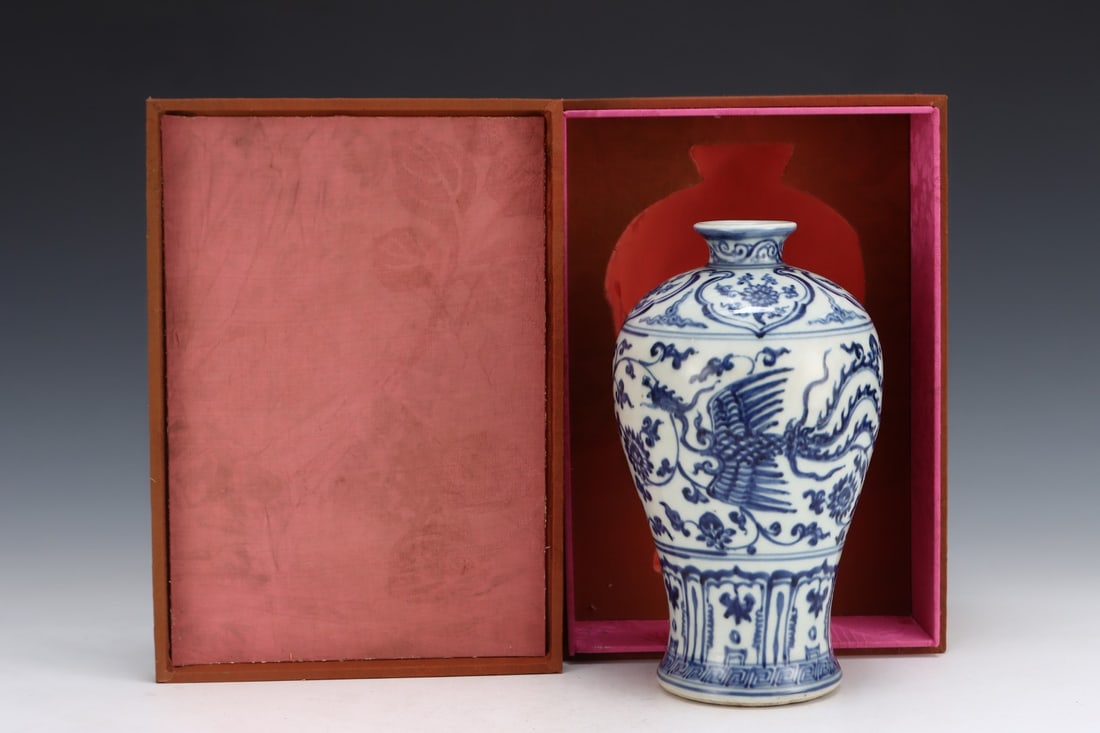 An Exquisite Blue and White Phoenix Pattern Lotus Pattern Vase: An Exquisite Blue and White Phoenix Pattern Lotus Pattern Vase Ming Dynasty, China Size:9.5inx5.5in青花凤纹梅瓶 中国明代 Size:24.2cmx14cm