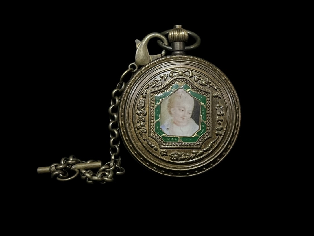 An Exquisite Bronze Figure Pattern Pocket watch: An Exquisite Bronze Figure Pattern Pocket watch Qing Dynasty, China Size:2.2in铜人物纹怀表 中国清代 Size:5.5cm