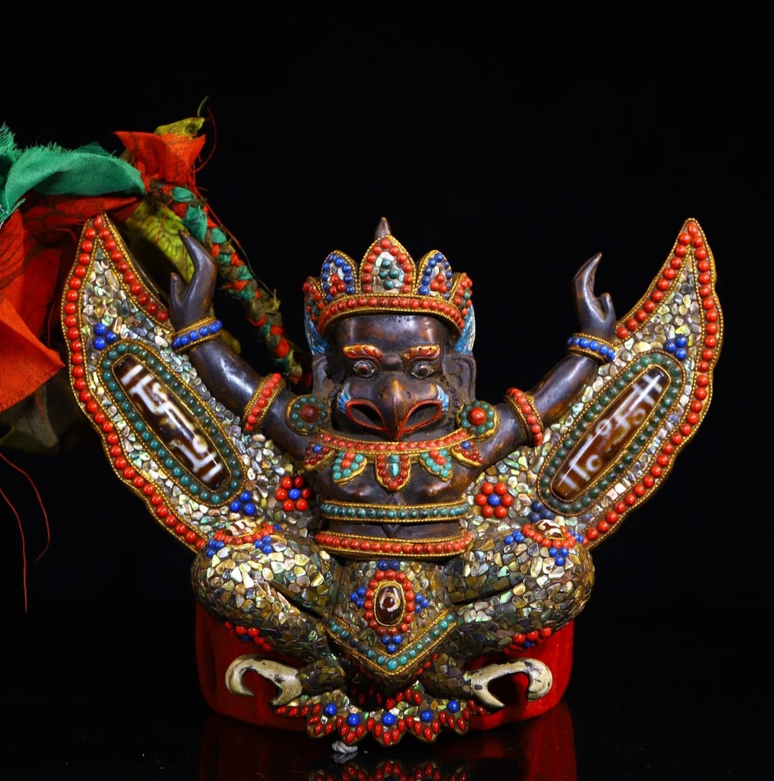An Exquisite Yak bone Inlaid Gems Dzi Bead Statue of Vajra: An Exquisite Yak bone Inlaid Gems Dzi Bead Statue of Vajra Qing Dynasty, China Size:7.5inx9.6in Weight:1300g牦牛骨嵌宝石天珠大鹏金 