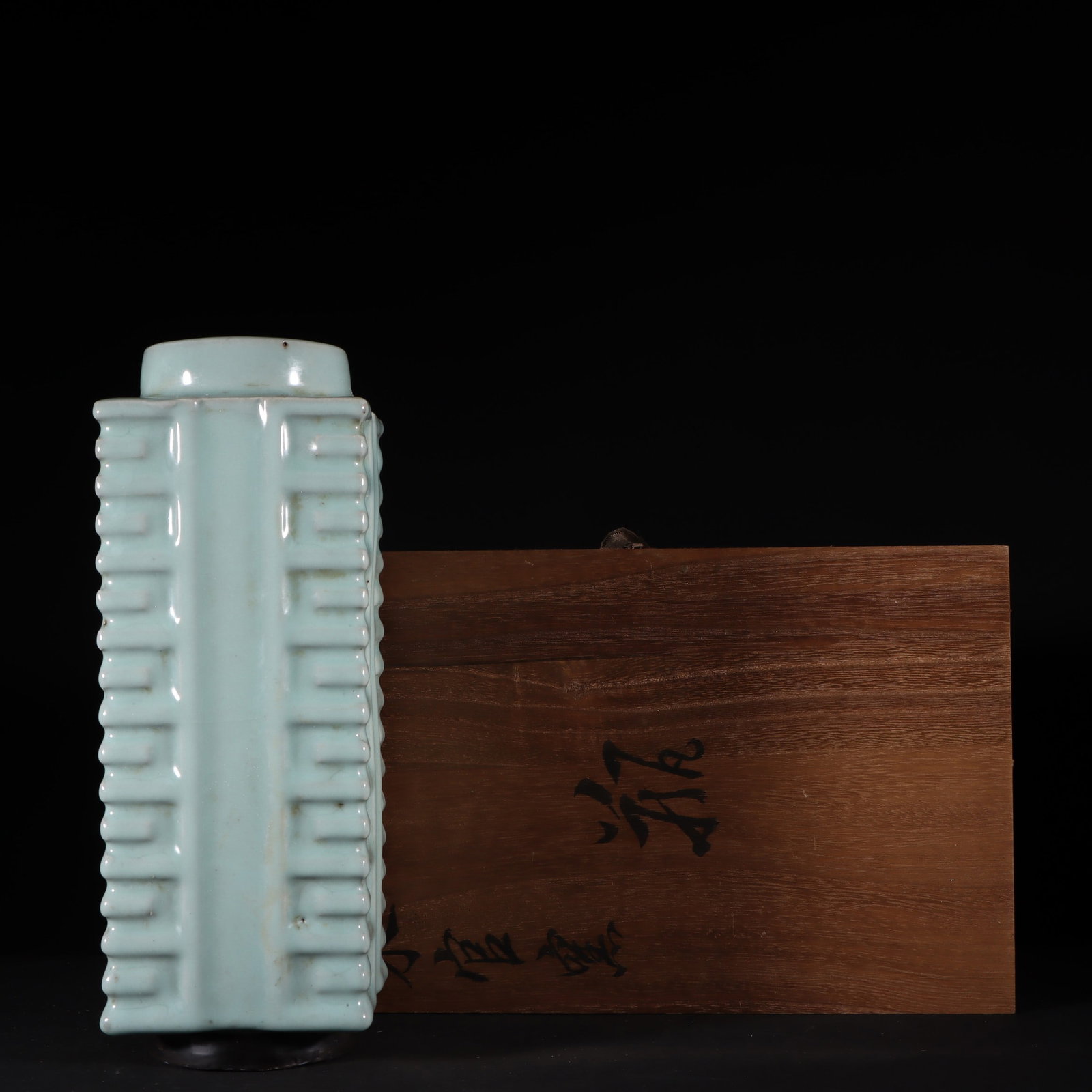 An Exquisite Guan yao Celadon Glazed Vase: An Exquisite Guan yao Celadon Glazed Vase Song Dynasty, China Size:10.9inx4.1in官窑粉青釉琮式瓶 中国宋代 Size:27.8cmx10.5cm