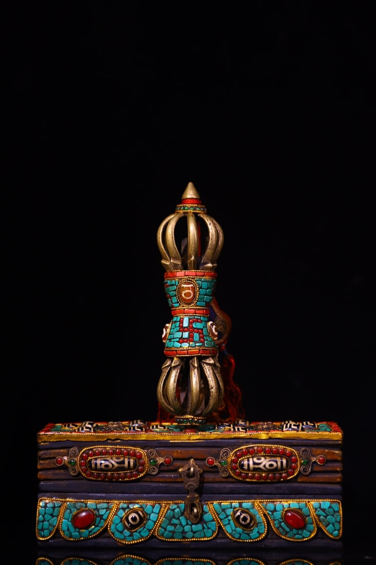An Exquisite Bronze Inlaid Dzi Bead Painted Color Vajry Pestle: An Exquisite Bronze Inlaid Dzi Bead Painted Color Vajry Pestle Qing Dynasty, China Size:7.7inx3inx2.8in Size:6.9inx1.8in
