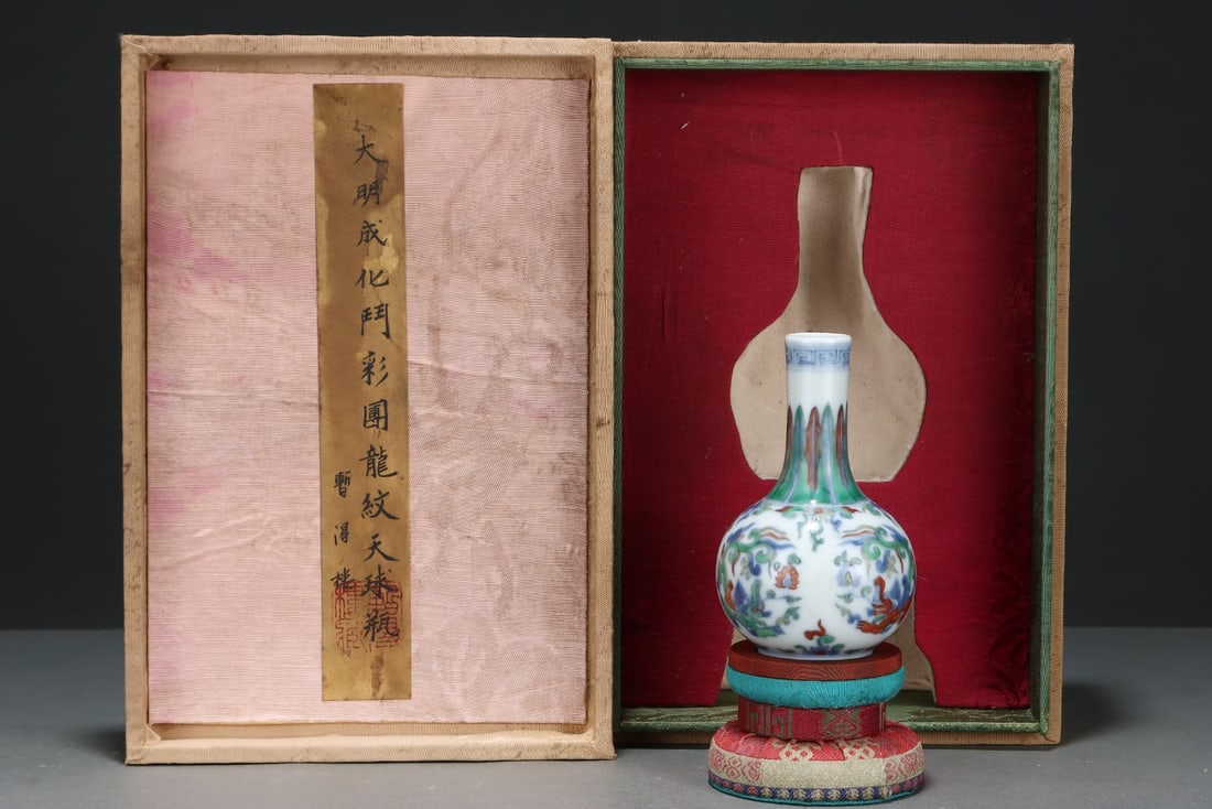 An Exquisite Doucai Dragon Pattern Vase: An Exquisite Doucai Dragon Pattern Vase Ming Dynasty, China Chenghua Six-character Mark Size:4.3inx2.5in斗彩团龙纹天球瓶 中国明代