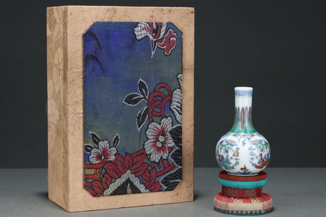 An Exquisite Doucai Dragon Pattern Vase - 2