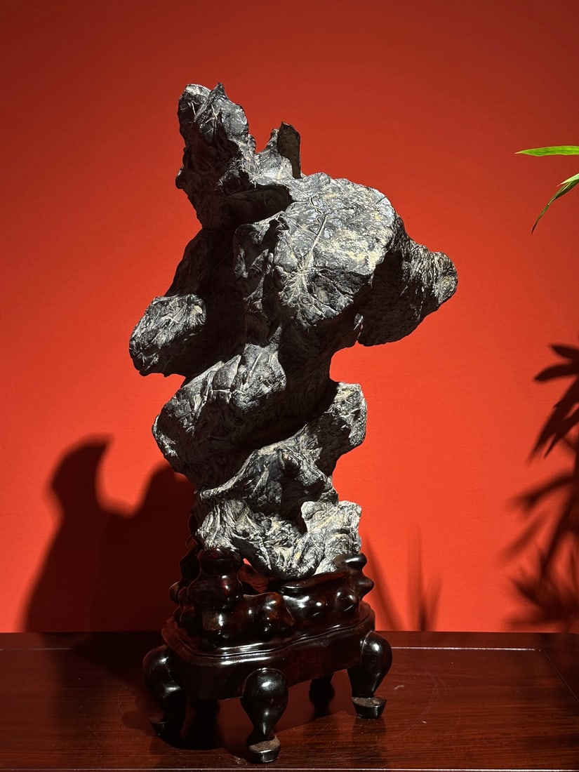 An Exquisite Lingbi Stone Ornament: An Exquisite Lingbi Stone Ornament Qing Dynasty, China Size:22.4inx11.8inx7.9in灵璧石清供摆件 中国清代 Size:57cmx30cmx20cm