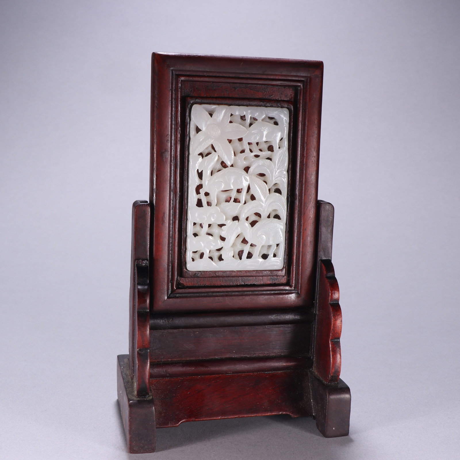 An Exquisite White Jade Sika Deer Pattern Flower Pattern Screen: An Exquisite White Jade Sika Deer Pattern Flower Pattern Screen Qing Dynasty, China Size:7.1inx4.3in Weight:233.4g白玉梅花鹿纹插屏 中国ę