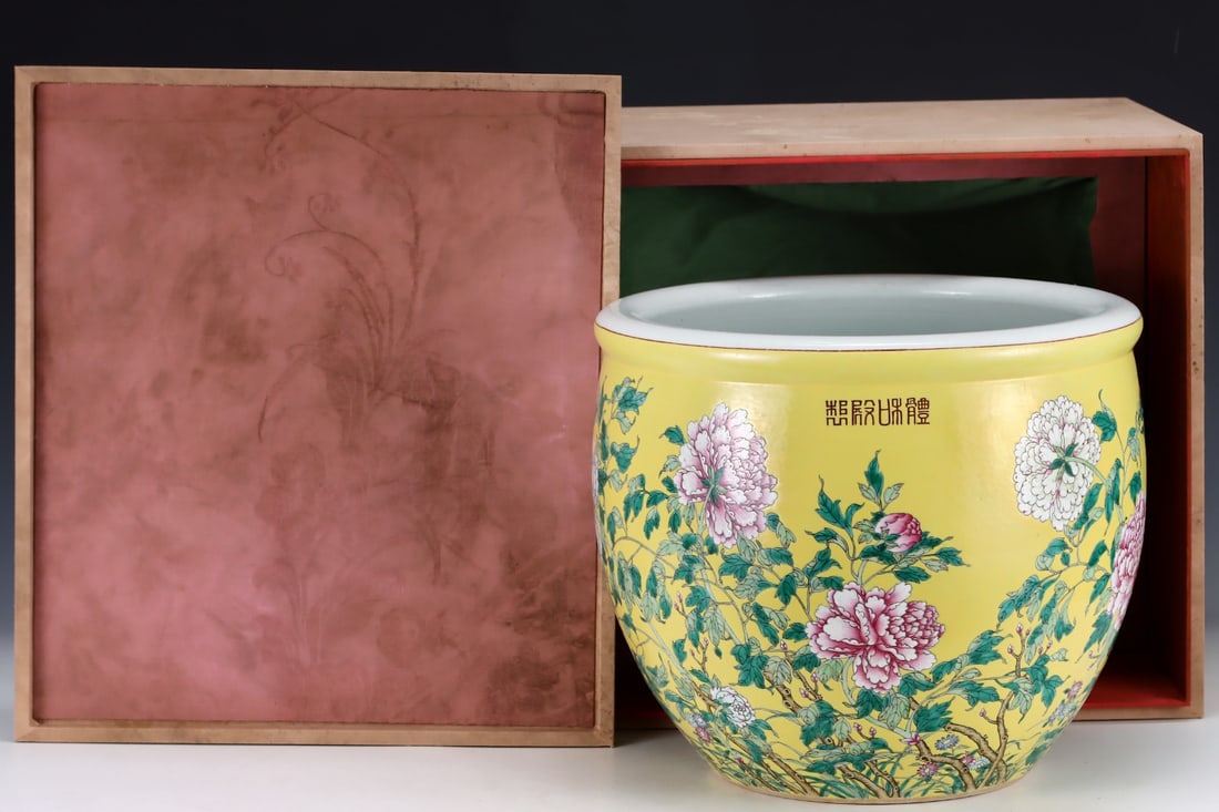 An Exquisite Famille-Rose Flower Pattern Vat: An Exquisite Famille-Rose Flower Pattern Vat Qing Dynasty, China Size:12.2inx14in粉彩花卉卷缸 中国清代 Size:31cmx35.5cm