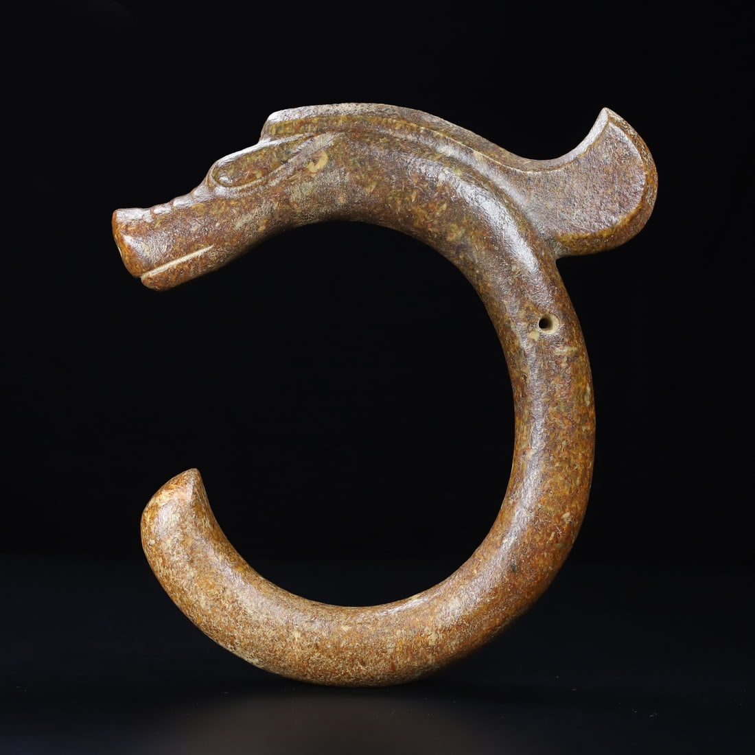 An Exquisite Hemo Jade Dragon Ornament: An Exquisite Hemo Jade Dragon Ornament Han Dynasty, China Size:9.6inx8.9inx1.4in Weight:1.285kg河磨玉C形龙 中国汉代 Size:24.3cmx22.5cmx3.5cm Weigh