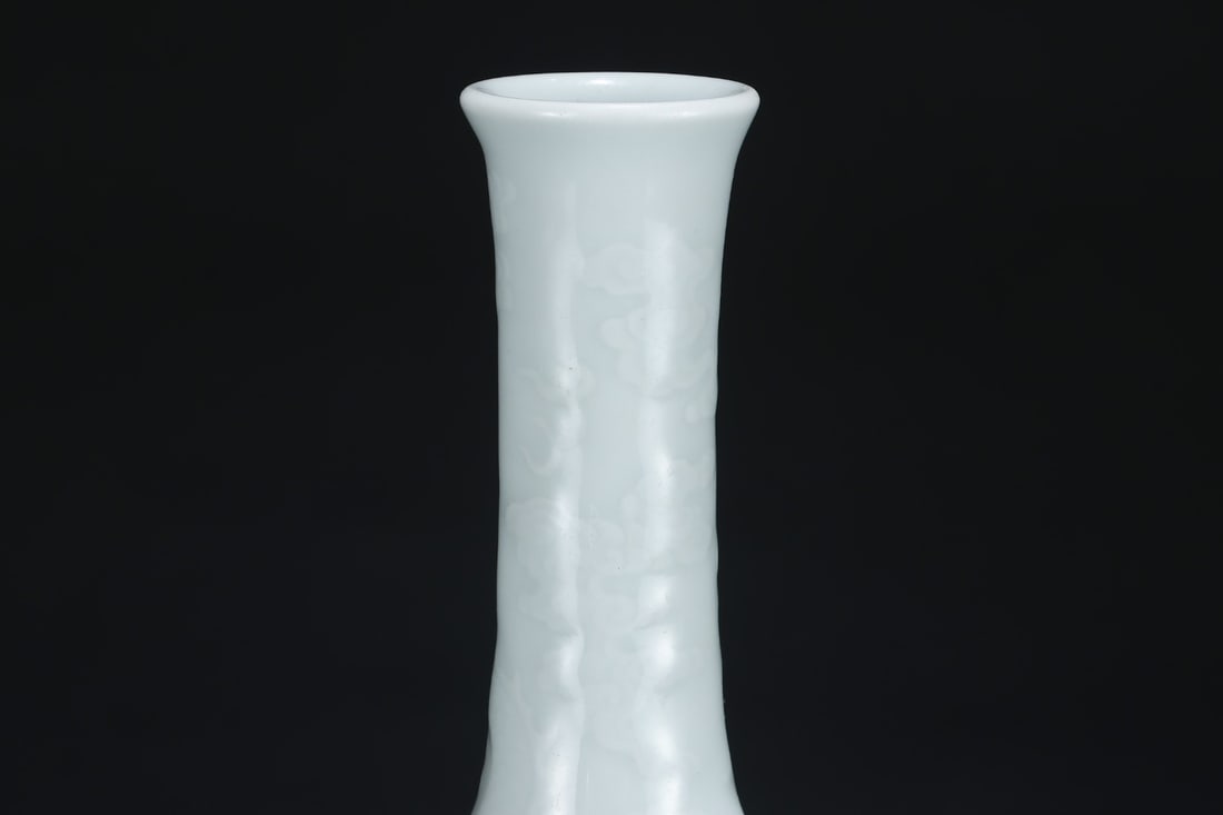 An Exquisite White Glaze Dragon Pattern Vase - 6