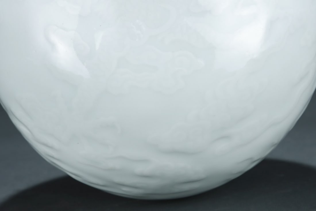 An Exquisite White Glaze Dragon Pattern Vase - 7
