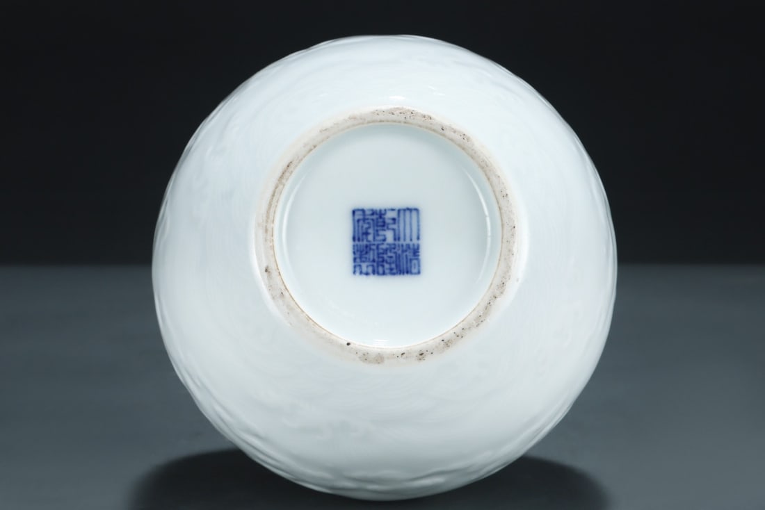 An Exquisite White Glaze Dragon Pattern Vase - 9