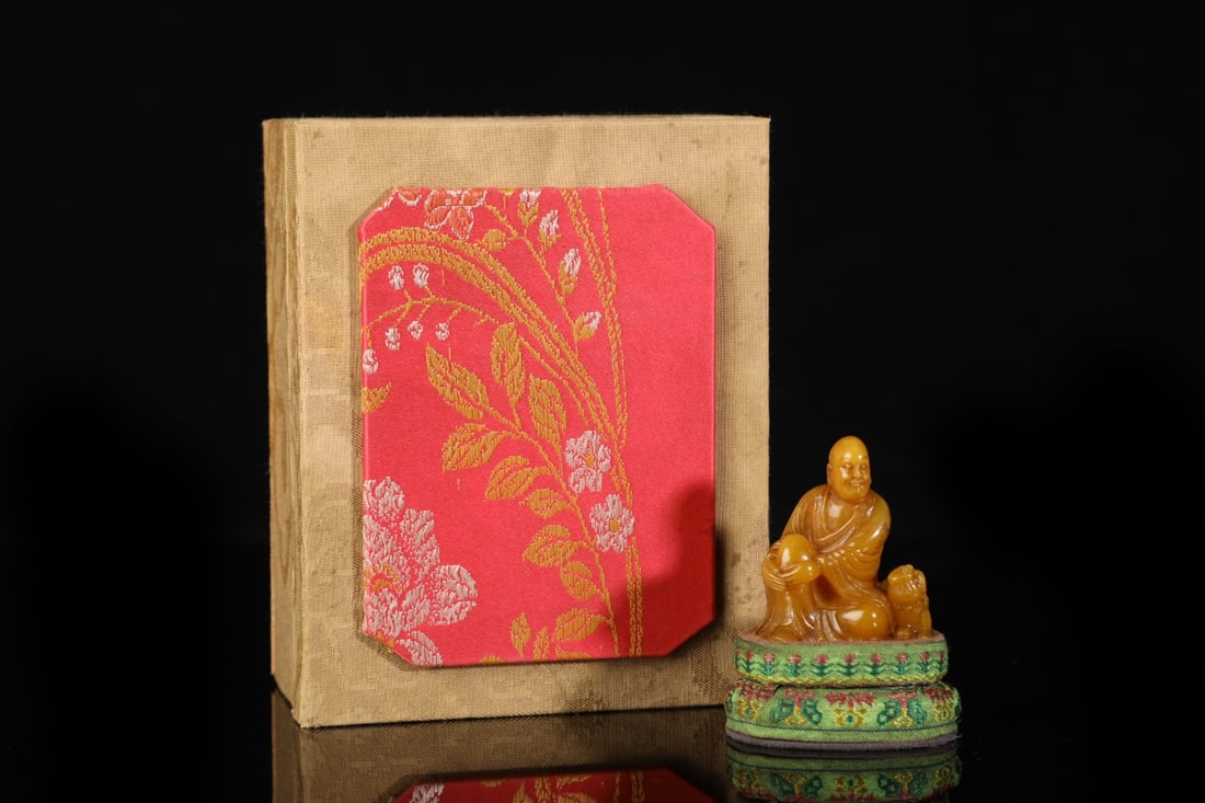 An Exquisite Shoushan Stone Statue of Arhat Ornament: An Exquisite Shoushan Stone Statue of Arhat Ornament Qing Dynasty, China Size:2inx1.6inx1in Weight:51g寿山石罗汉摆件 中国清代 Size:5cm