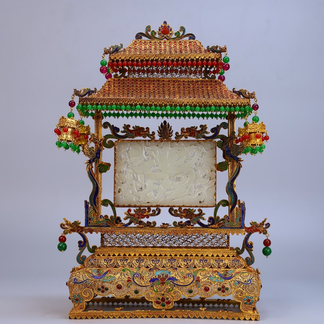 An Exquisite Gilt Bronze Inlaid White Jade Dragon Pattern Screen: An Exquisite Gilt Bronze Inlaid White Jade Dragon Pattern Screen Qing Dynasty, China Qianlong Four-character Mark Size:15.4inx8.7in Weight:1495g铜鎏金镶嵌白玉