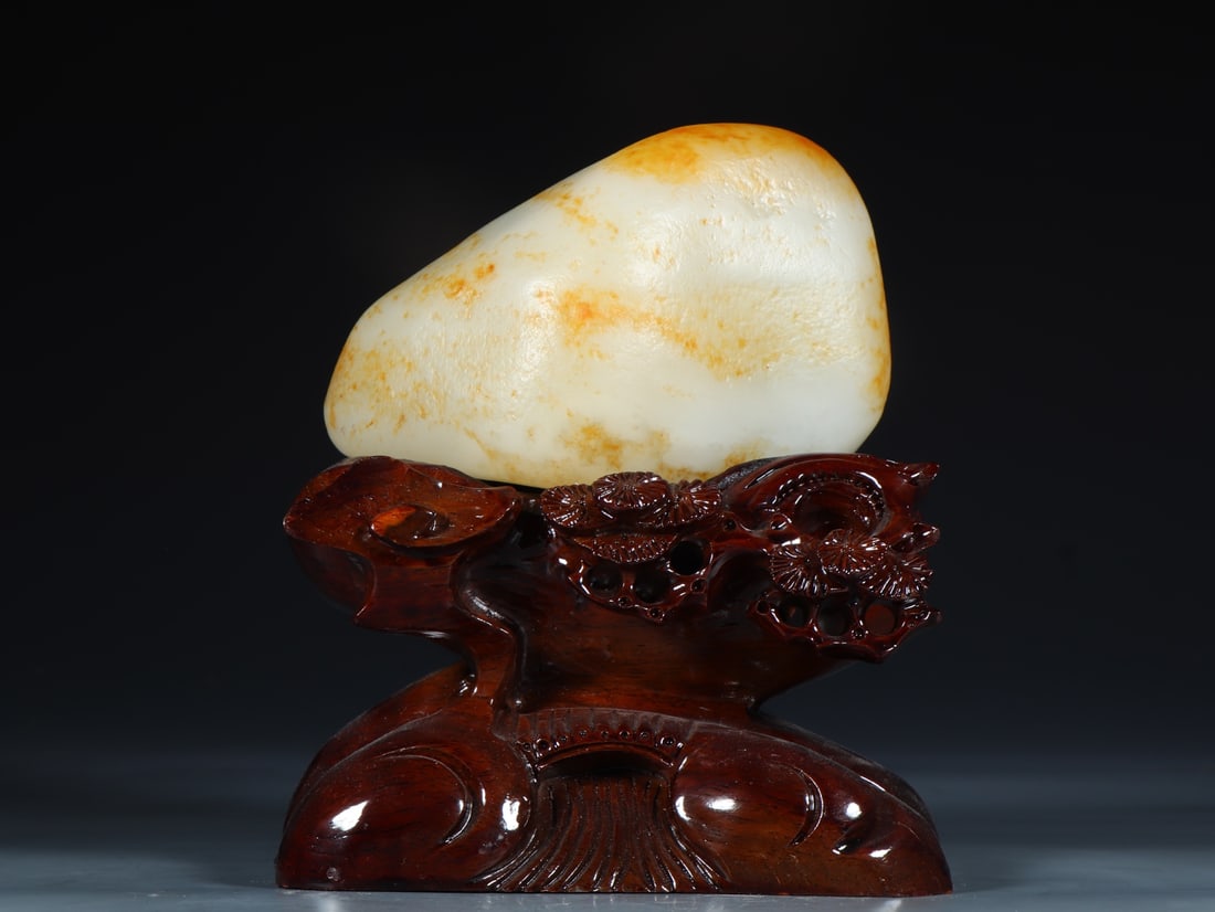An Exquisite White Jade Ornament: An Exquisite White Jade Ornament Qing Dynasty, China Size:5.2inx3.2inx3.5in Weight:1249g白玉摆件 中国清代 Size:13.3cmx8.2cmx8.8cm Weight:1249g