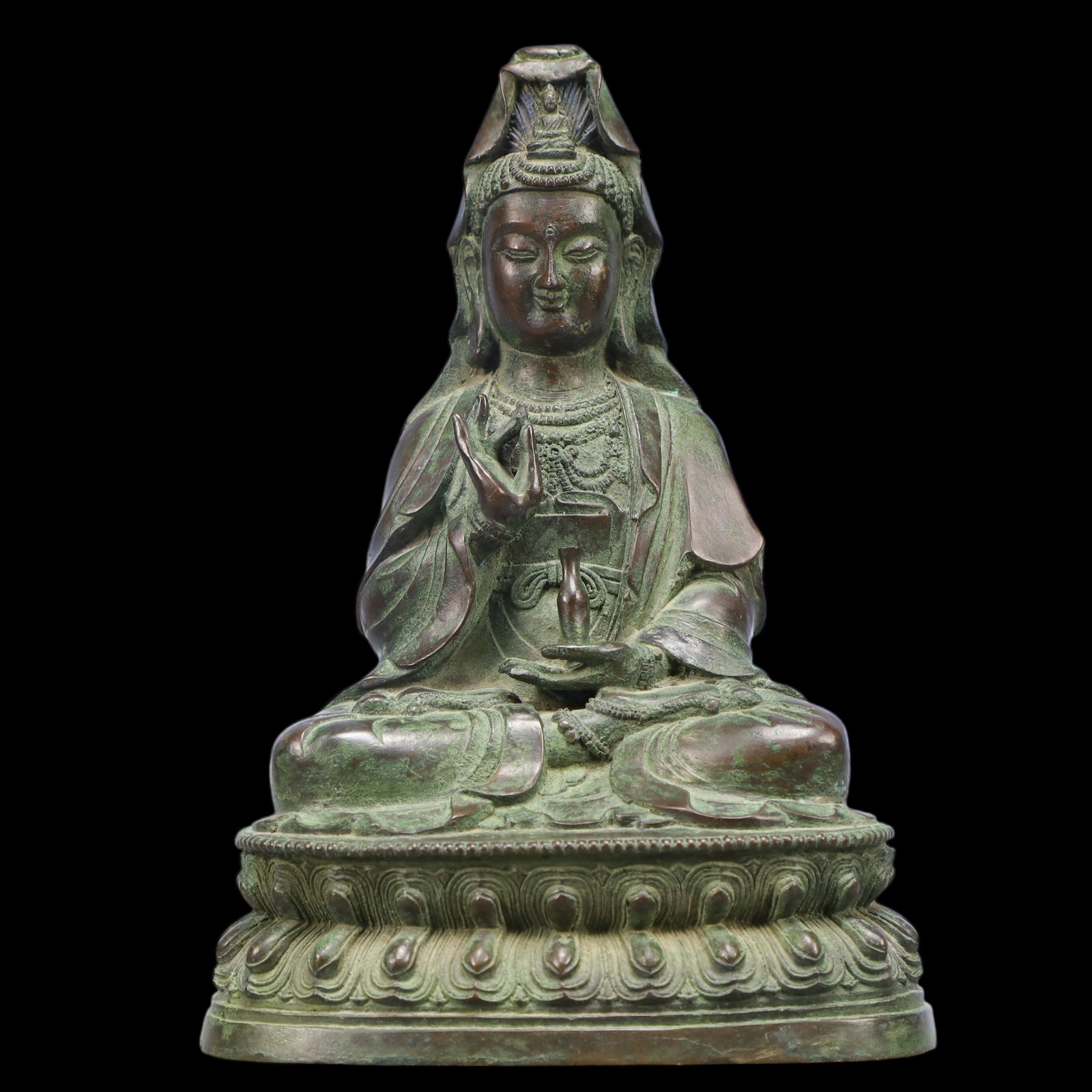 A Exquisite Coppery Statue of Avalokitesvara: A Exquisite Coppery Statue of Avalokitesvara Ming Dynasty, China Size:5.9inx3.9inx9.1in Weight:2750g铜观音佛像 中国明代 Size:15cmx10cmx23cm Weight