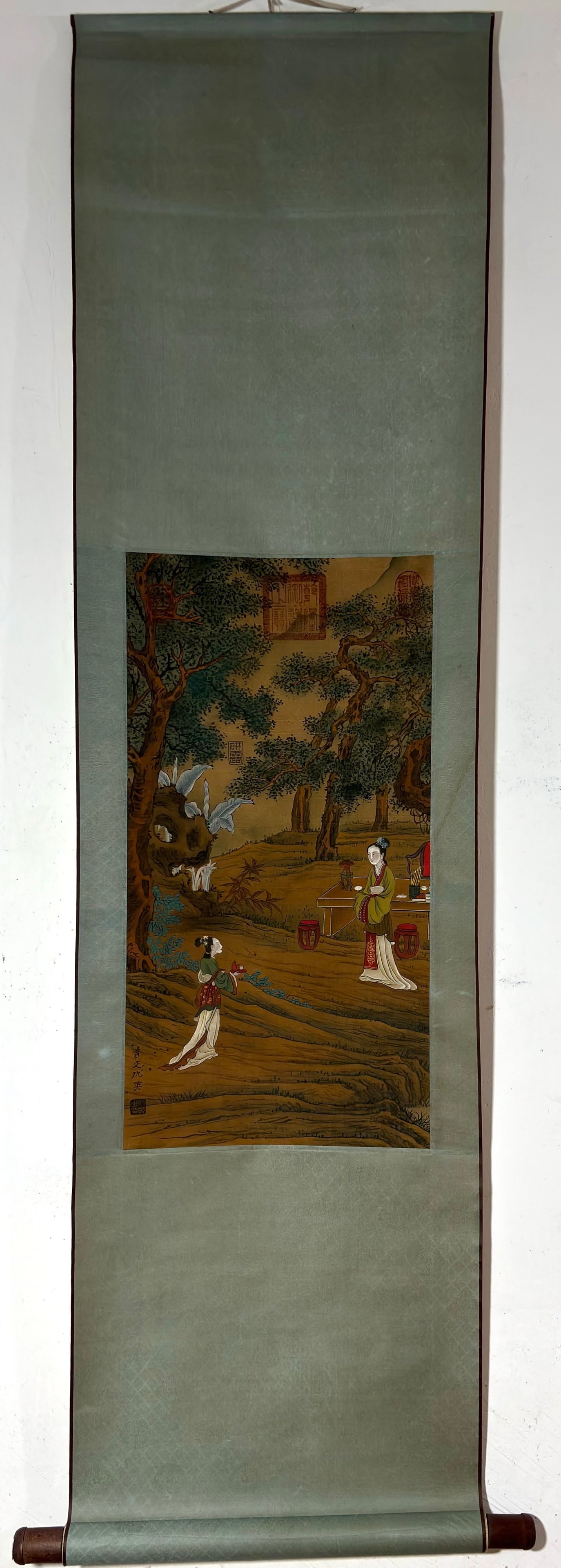 A Chinese Vertical Scroll Ink Painting of Woman on Silk: A Chinese Vertical Scroll Ink Painting of Woman on Silk Qiu ying Without frame Size:23.8inx12.4in仇英仕女图 绢本立轴Without frame Size:60.5cmx31.5