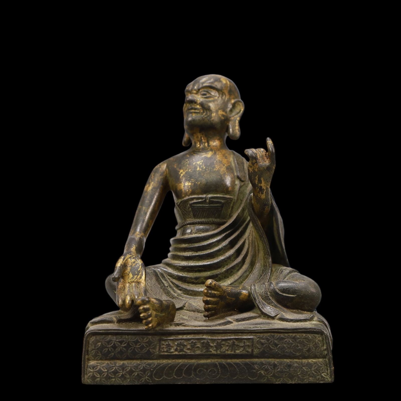 A Exquisite Coppery Statue of Guru: A Exquisite Coppery Statue of Guru Ming Dynasty, China Size:4.1inx2.8inx5.9in Weight:1855g铜上师 中国明代 Size:10.5cmx7cmx15cm Weight:1855g