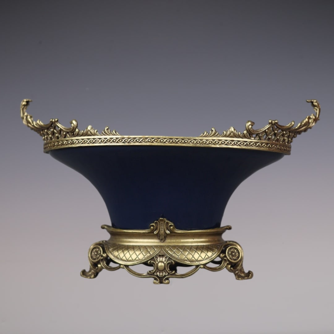 An Exquisite Ji Blue Glazed Inlaid Bronze Plate: An Exquisite Ji Blue Glazed Inlaid Bronze Plate Qing Dynasty, China Yongzheng Six-character Mark Size:9.6inx15.9in霁蓝釉釉镶铜花边果盘 È