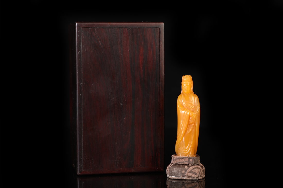 An Exquisite Shoushan Stone Statue of Avalokitesvara Ornament: An Exquisite Shoushan Stone Statue of Avalokitesvara Ornament Qing Dynasty, China Size:2.8inx0.8in Weight:32.5g寿山石观音摆件