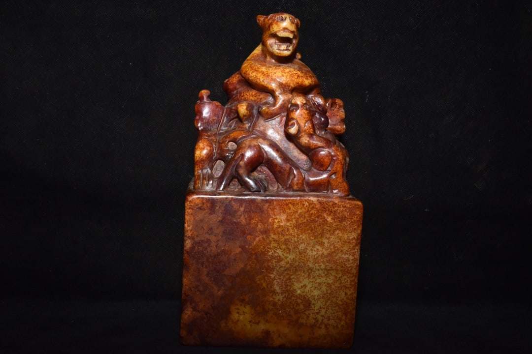 An Exquisite White Jade Auspicious Beast Seal: An Exquisite White Jade Auspicious Beast Seal Han Dynasty, China Size:7.9inx4.1in Weight:3.76kg白玉印章 中国汉代 Size:20cmx10.5cm Weight:3.76kg