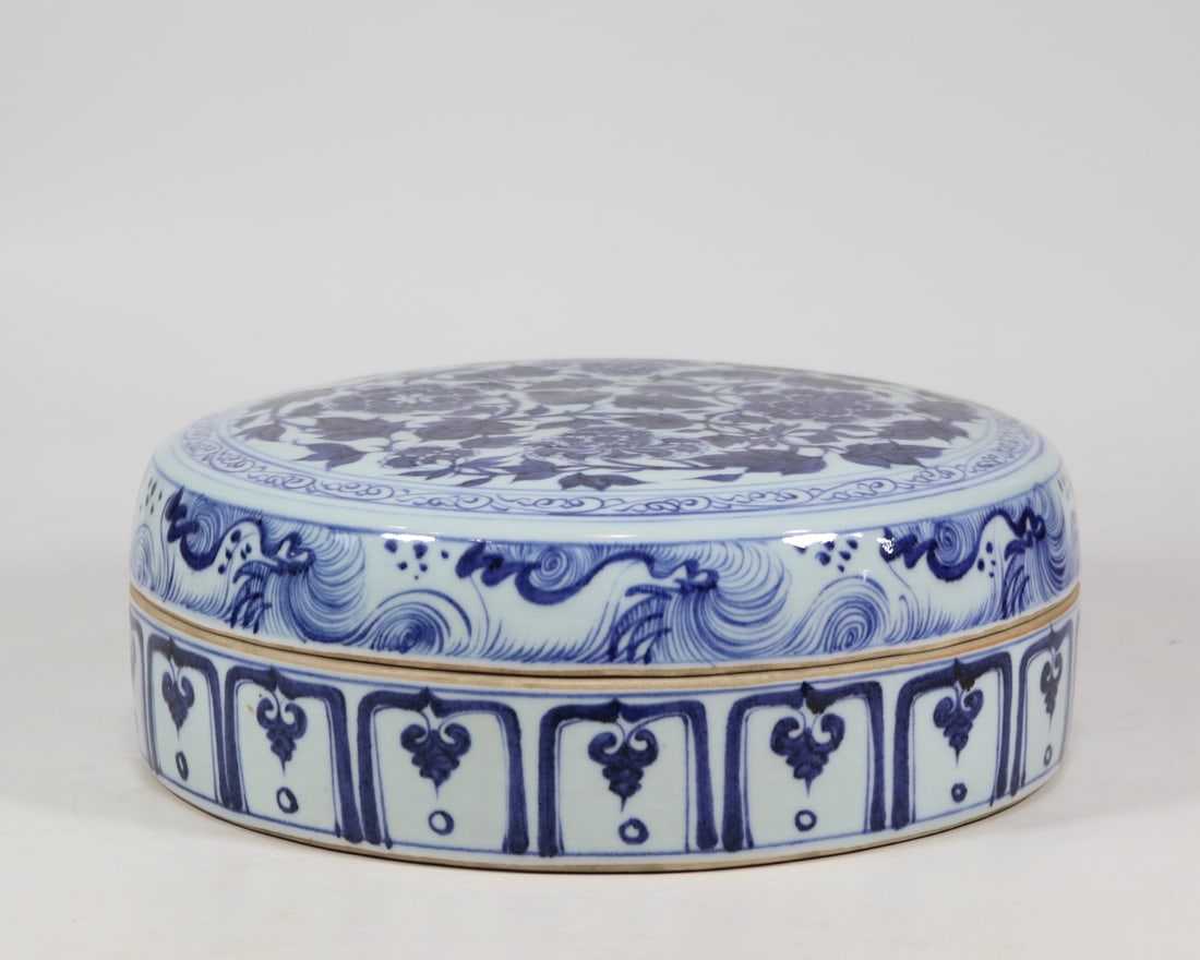 An Exquisite Blue and White Lotus Pattern Box: An Exquisite Blue and White Lotus Pattern Box Yuan Dynasty, China Size:4.7inx12.8in青花缠枝花卉朝珠盒 中国元代