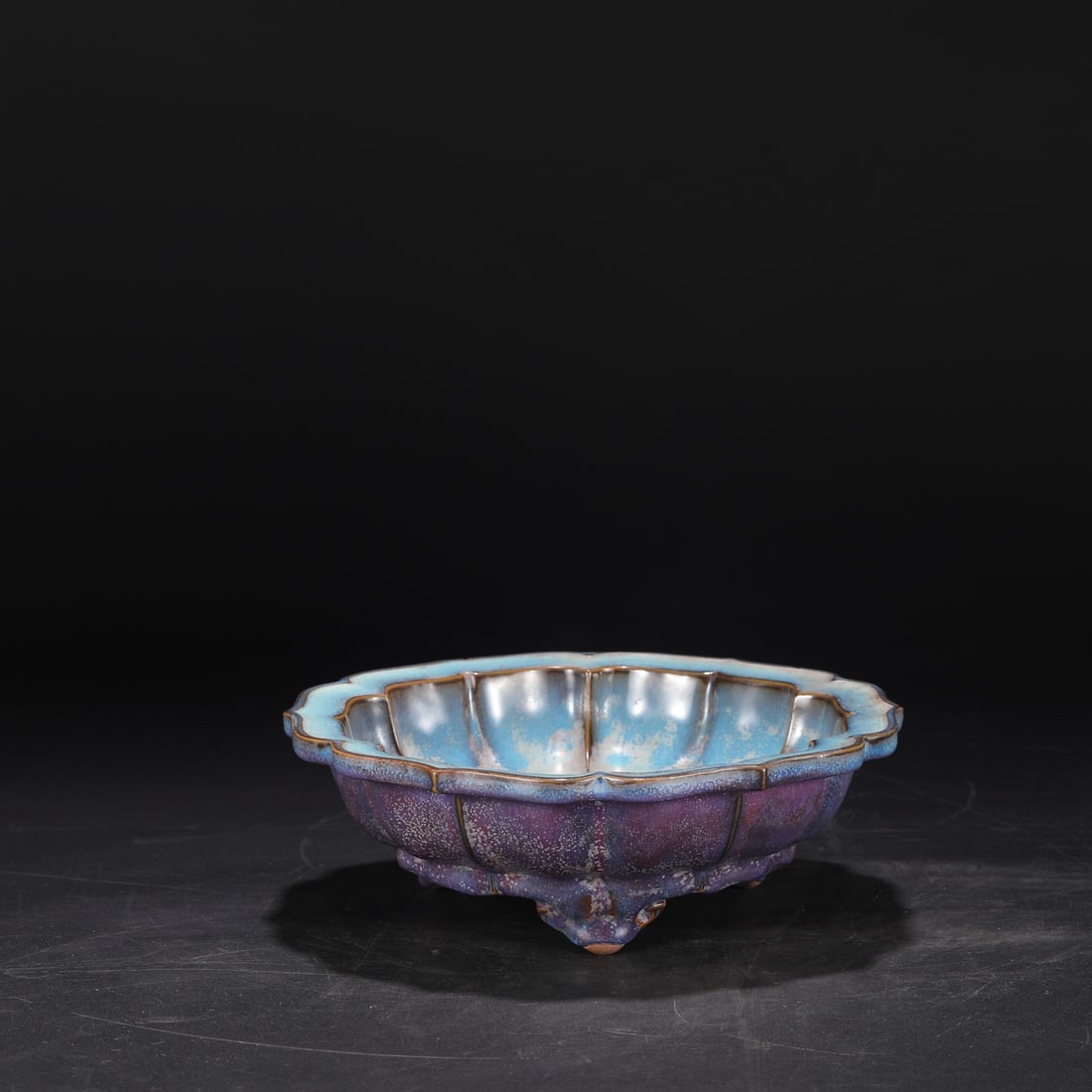 An Exquisite Jun yao Tripod Brush Washer: An Exquisite Jun yao Tripod Brush Washer Song Dynasty, China Size:3.3inx9.4in钧窑玫瑰红紫三足棱口大洗