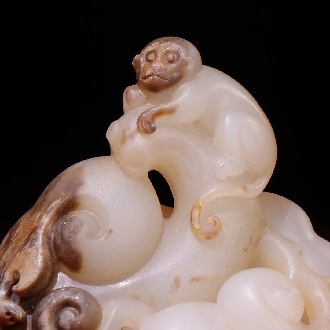 An Exquisite White Jade Monkey Pattern Pendant - 2