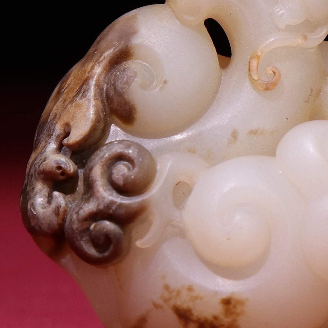 An Exquisite White Jade Monkey Pattern Pendant - 3
