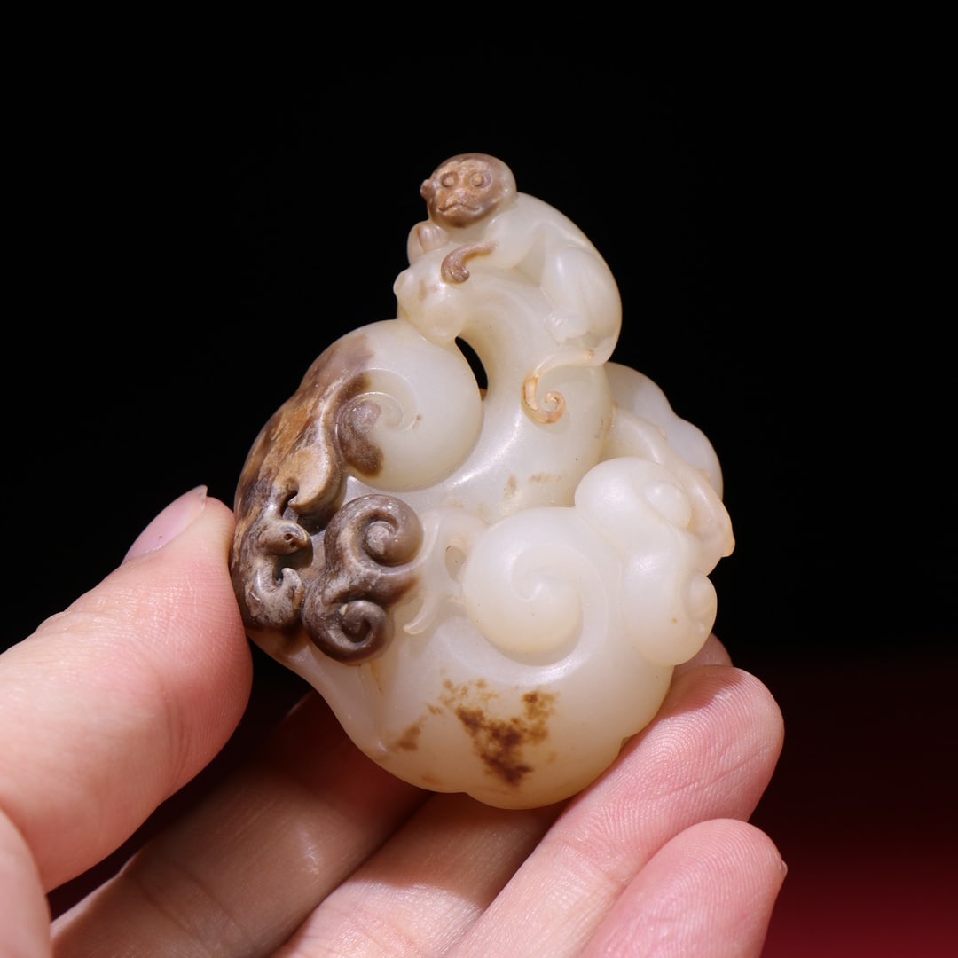 An Exquisite White Jade Monkey Pattern Pendant - 9