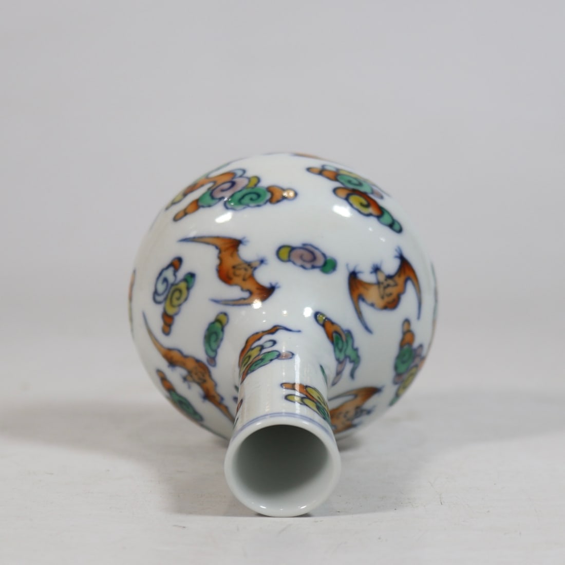An Exquisite Doucai Bats Pattern Vase - 4