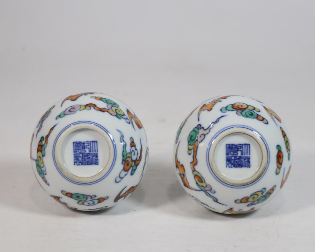 An Exquisite Doucai Bats Pattern Vase - 5