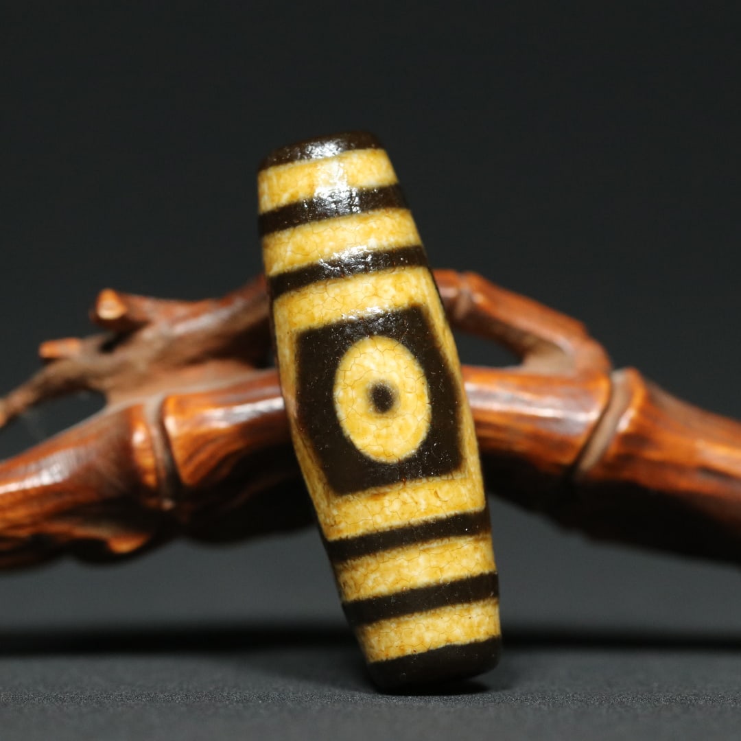 An Exquisite Dzi Bead Pendant: An Exquisite Dzi Bead Pendant Han Dynasty, China Size:1.6inx0.5in Weight:11.2g三眼天珠挂件 中国汉代 Size:4.1cmx1.3cm Weight:11.2g