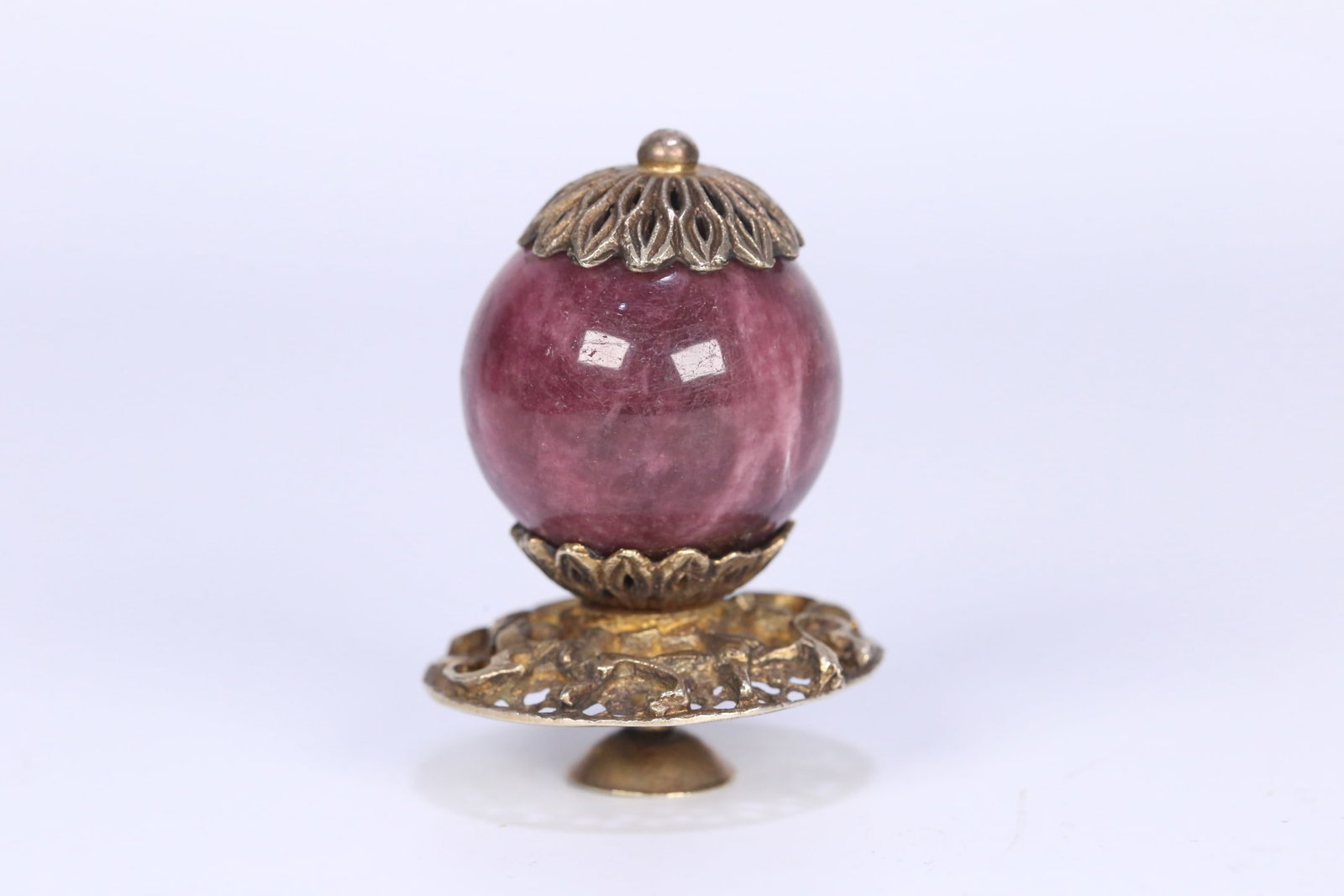 An Exquisite Ruby Ornament: An Exquisite Ruby Ornament Qing Dynasty, China Size:2inx1.1in Weight:59.1g红宝石帽顶 中国清代 Size:5cmx2.9cm Weight:59.1g