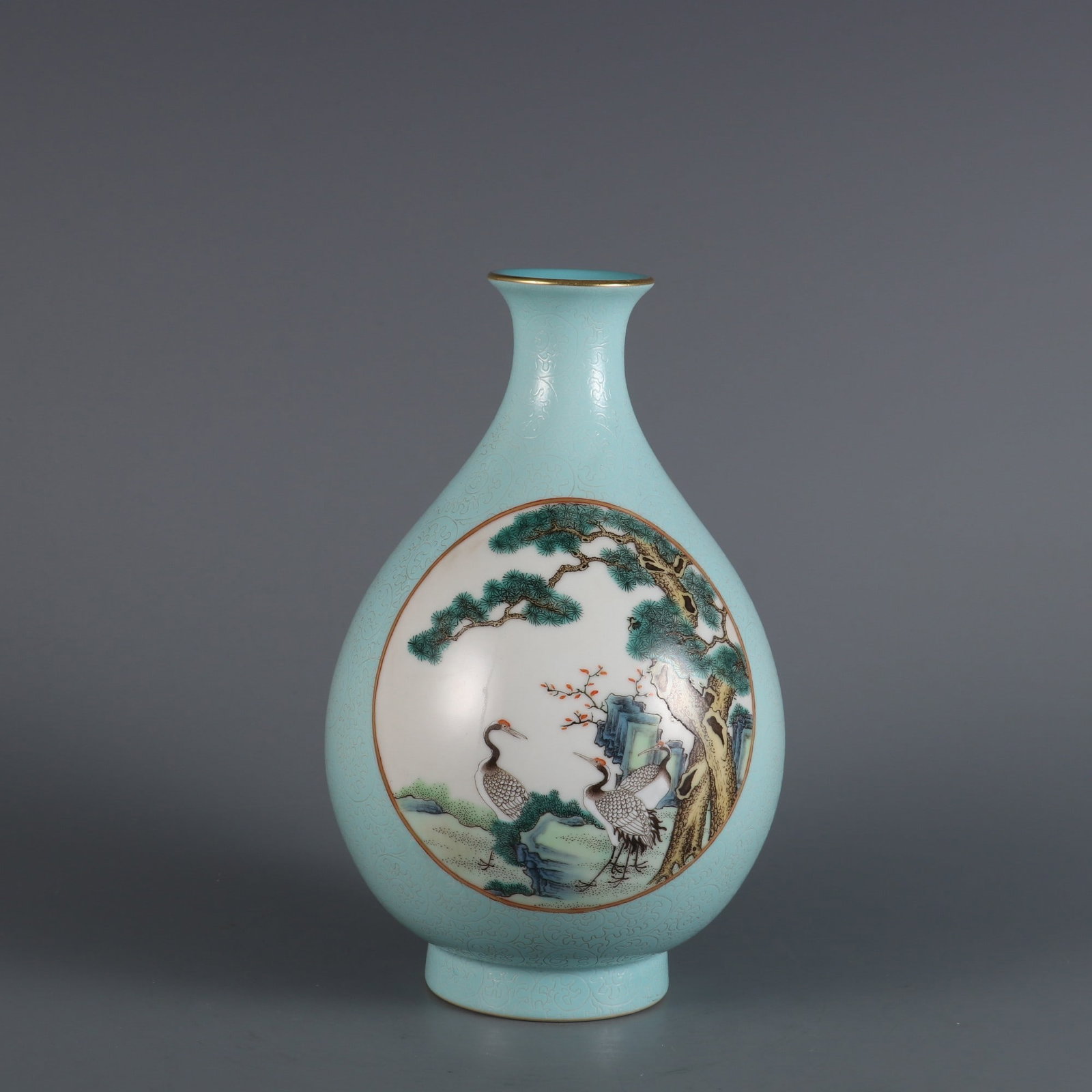 An Exquisite Famille-Rose Green Ground Pine and Crane Pattern Flower and Bird Pattern Vase: An Exquisite Famille-Rose Green Ground Pine and Crane Pattern Flower and Bird Pattern Vase Qing Dynasty, China Qianlong Six-character Mark Size:8.2inx4.9in松石绿地扒Ŏ
