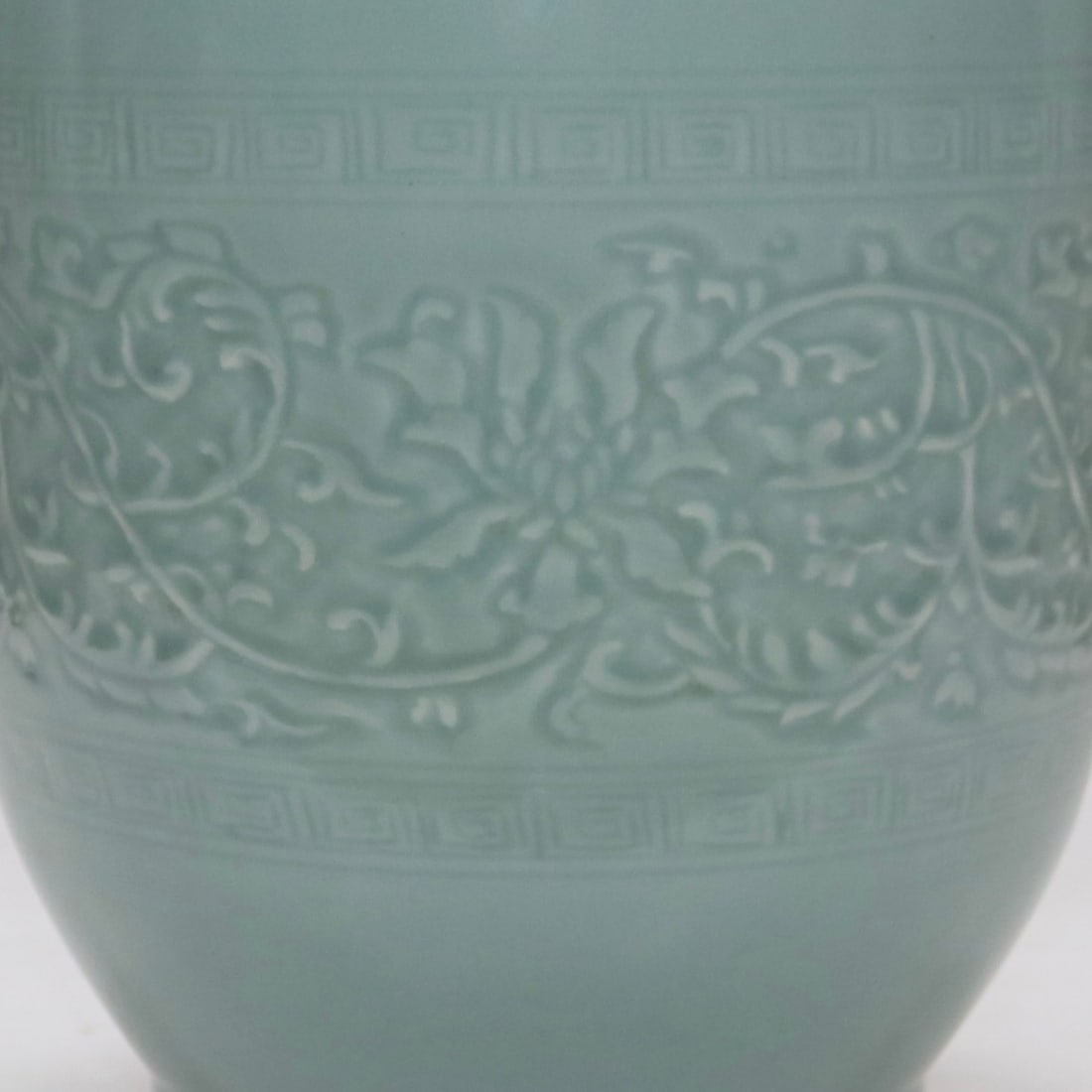 An Exquisite Celadon Glazed Lotus Pattern Vase - 5