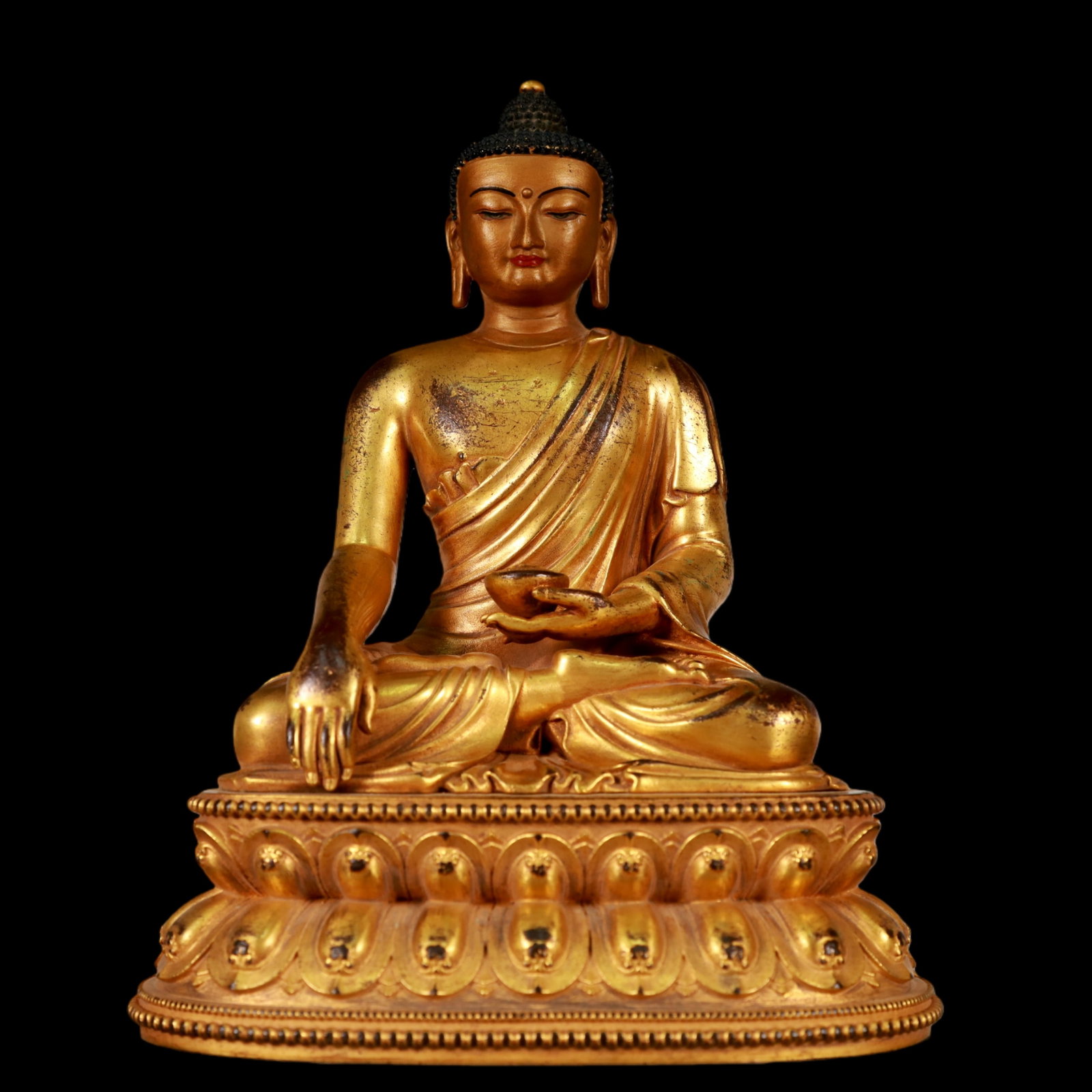 A Exquisite Gilt Bronze Statue of Sakyamuni Buddha statue: A Exquisite Gilt Bronze Statue of Sakyamuni Buddha statue Qing Dynasty, China Size:6.3inx4.3inx7.9in Weight:1600g铜鎏金释迦牟尼佛像 中ࢲ